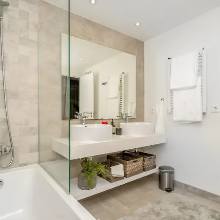 Inf26f - Modern And Bright Apartment